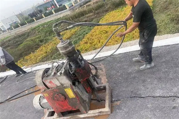 天安乡马路面下沉注浆加固
